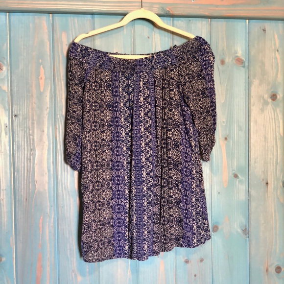 Tops - Off shoulder shirt